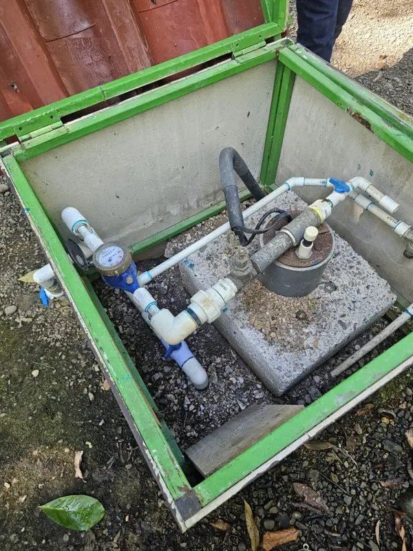 Caja de medidor de agua con tuberías y válvulas