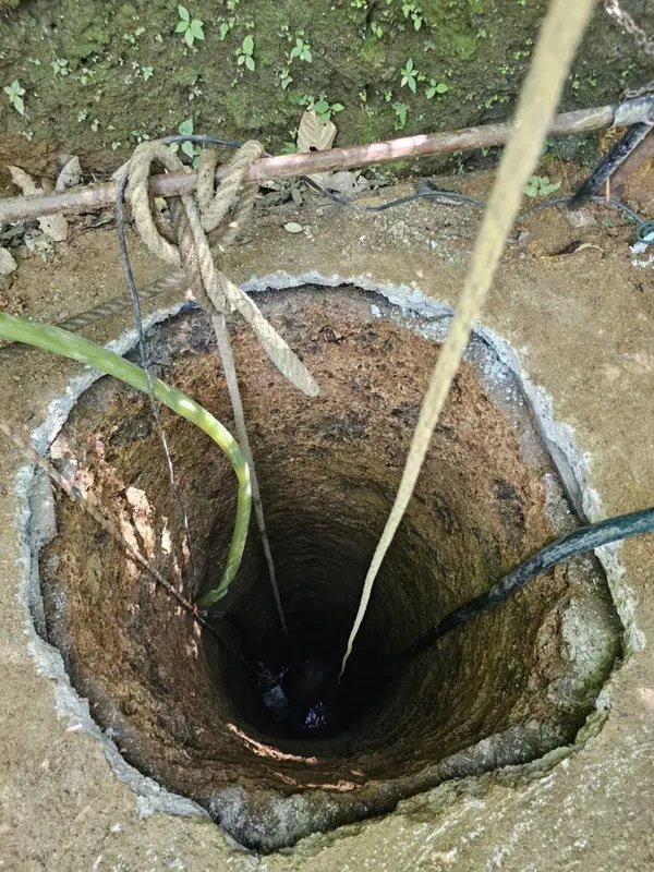 Interior de un pozo de agua visto desde arriba