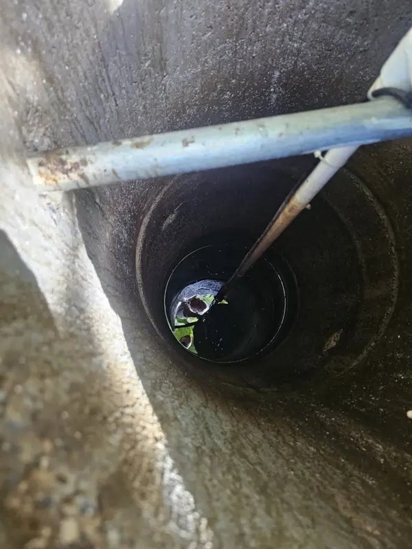 Pozo de agua con tubería, visto desde arriba